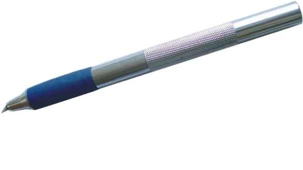 Swivel knife with twisted blade